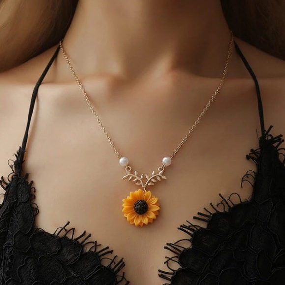 Jewelry - !!LAST ONE!! Sunflower Imitation Pearl Necklace